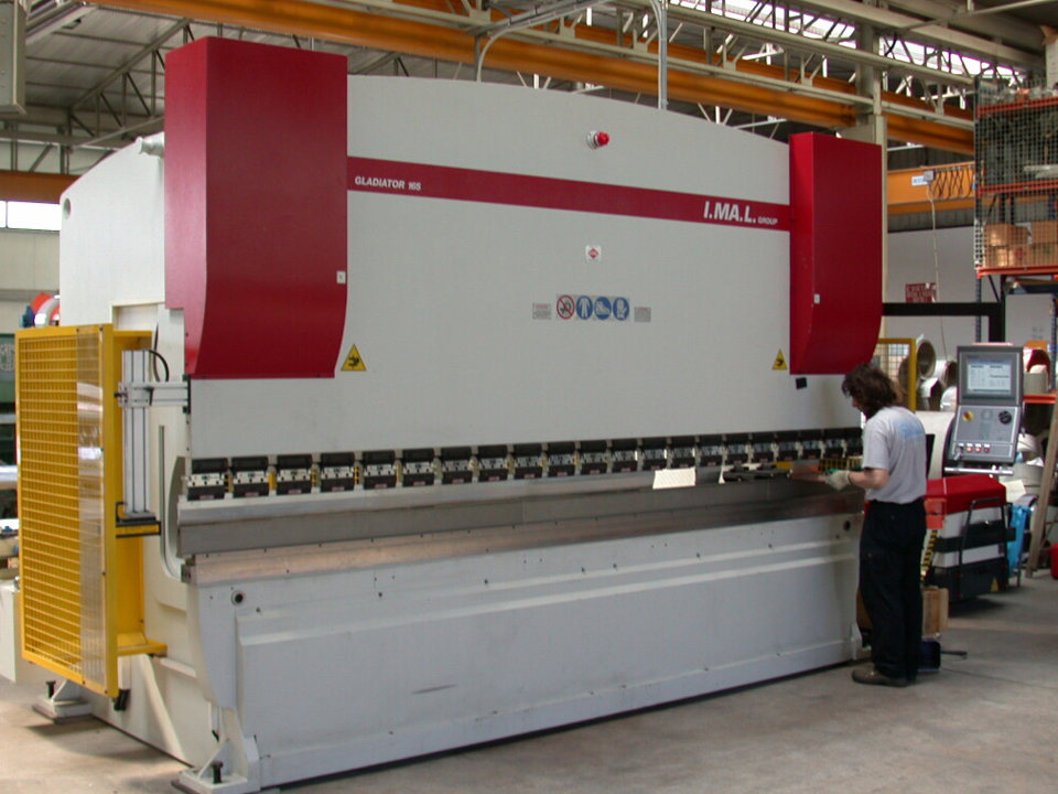 Officina stampaggio e lavorazione lamiere